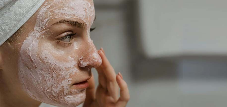 顔の肌を若返らせる